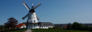 artworx - dybbøl mølle med blå himmel